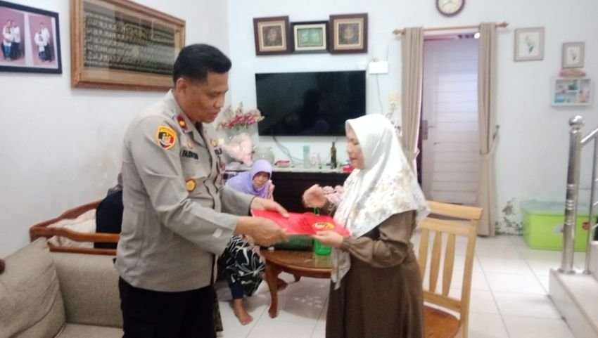 Kapolsek Patumbak Berikan Tali Asih Kepada keluarga Alm. Aiptu Amirsyah