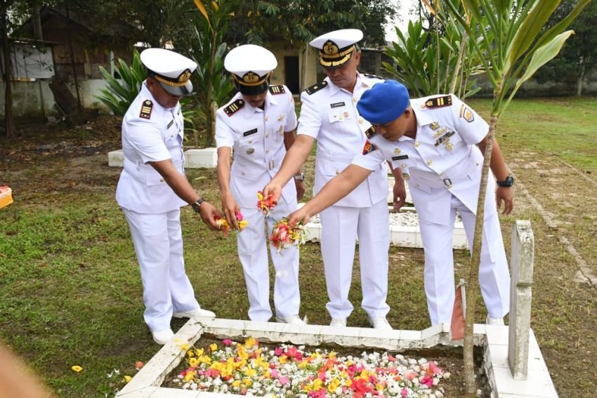 Peringati Hari Dharma Samudera, Prajurit Lanal TBA dan Jalasenastri Ziarah ke Makam Pahlawan
