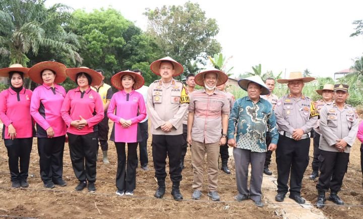 Kapolres Binjai Manfaatkan Pekarangan Kosong Tabur Bibit Unggul Jagung