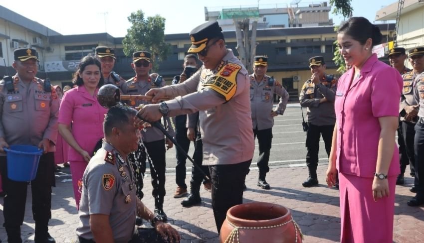 Kapolrestabes Medan Pimpin Upacara Kenaikan Pangkat dan Wisuda Purna Bakti