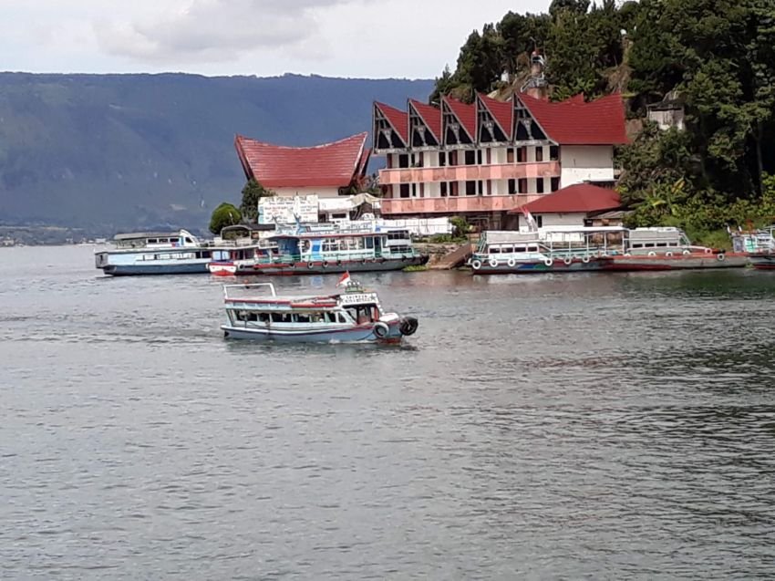 Puluhan Ribu Penumpang Memadati Kapal Penyeberangan Danau Toba