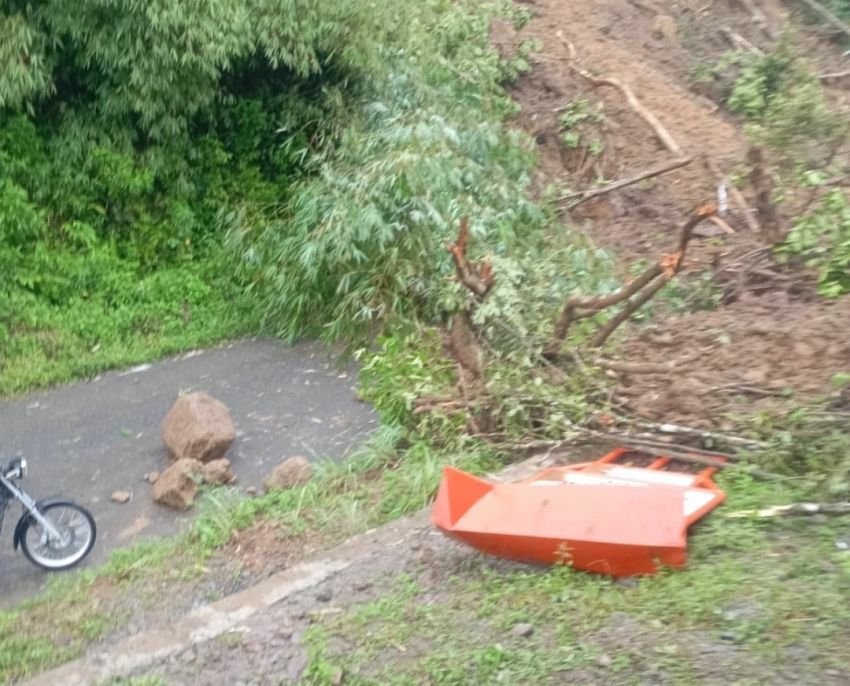 Akibat Hujan Terus Menerus : Jalan Pamah Semelir Tertutup Karena Longsor