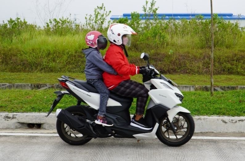 Ini Dia Cara Aman Bonceng Anak Saat Naik Motor di Jalan