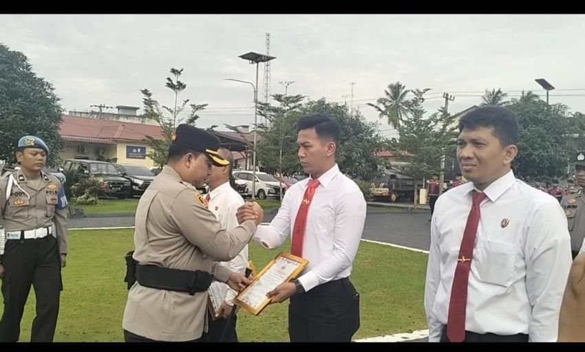 Kasat Narkoba Polres Batu Bara AKP Fery Kusnadi dan Sejumlah Personil LainnyaTerima Penghargaan