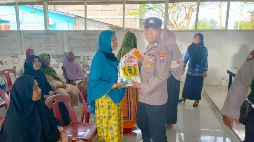 Jumat Berkah, Polsek Medang Deras Santuni Guru Ngaji