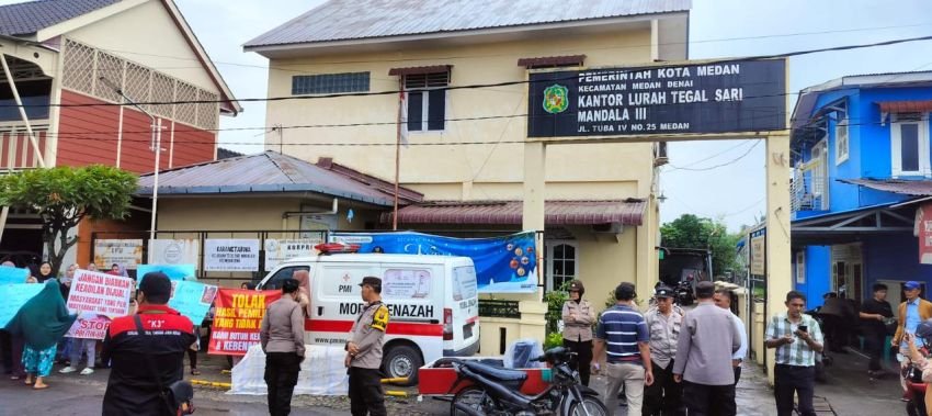 Warga Lingkungan IV Geruduk Kantor Lurah Tegal Sari Mandala III, Dugaan Lurah Terima Duit