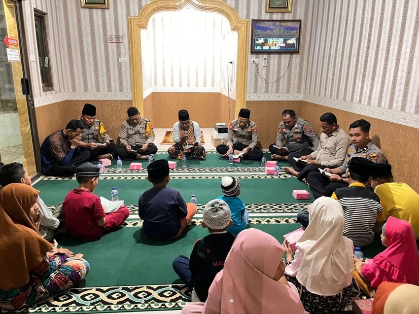 Polres Labusel Gelar Shalat Magrib Berjamaah dan Berikan Tali Asih kepada Anak Yatim
