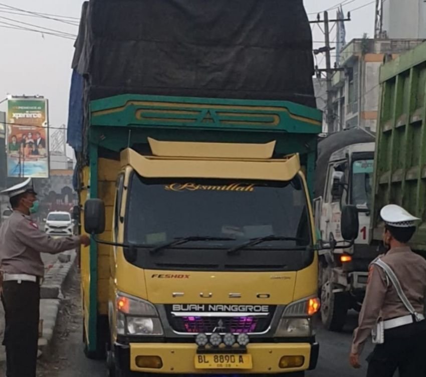 Operasi Keselamatan Toba 2025, Polantas Sunggal Tilang Truk Melebihi Muatan