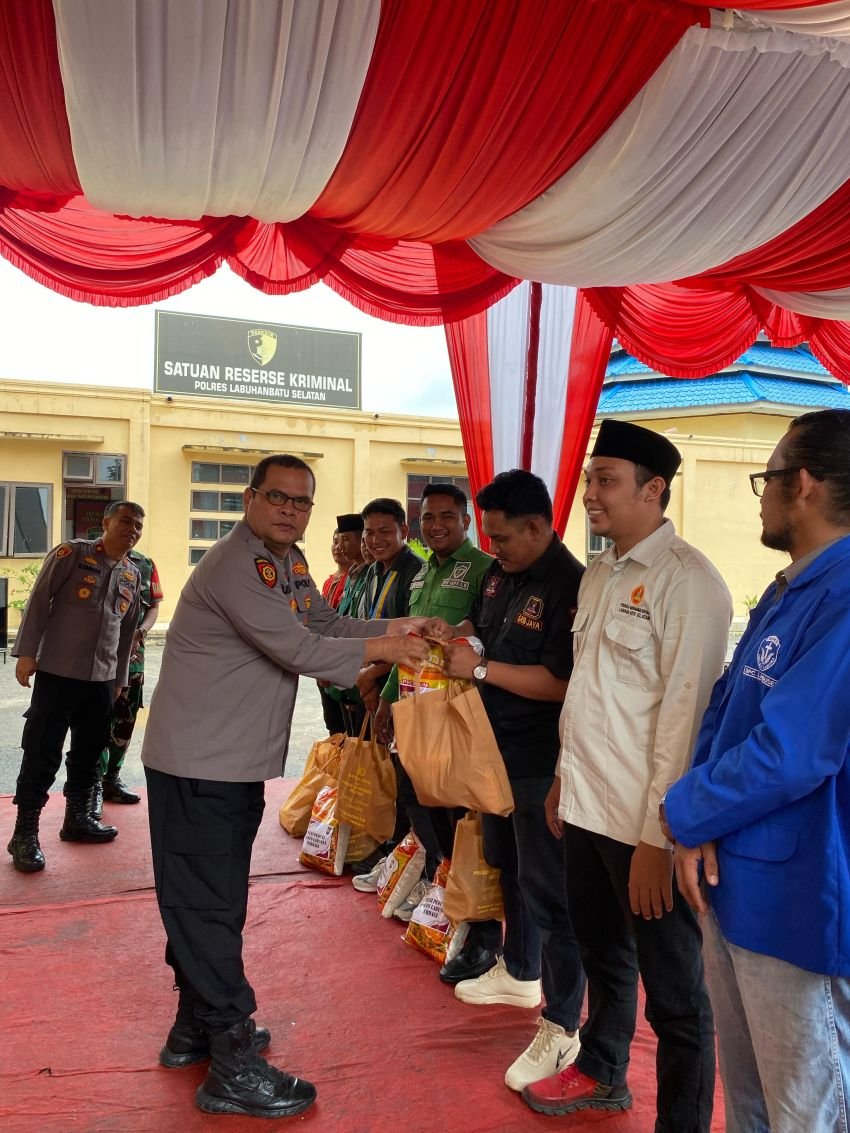 Sambut Ramadan, Polres Labusel  Baksos Bagikan Paket Sembako ke BEM Dan OKP