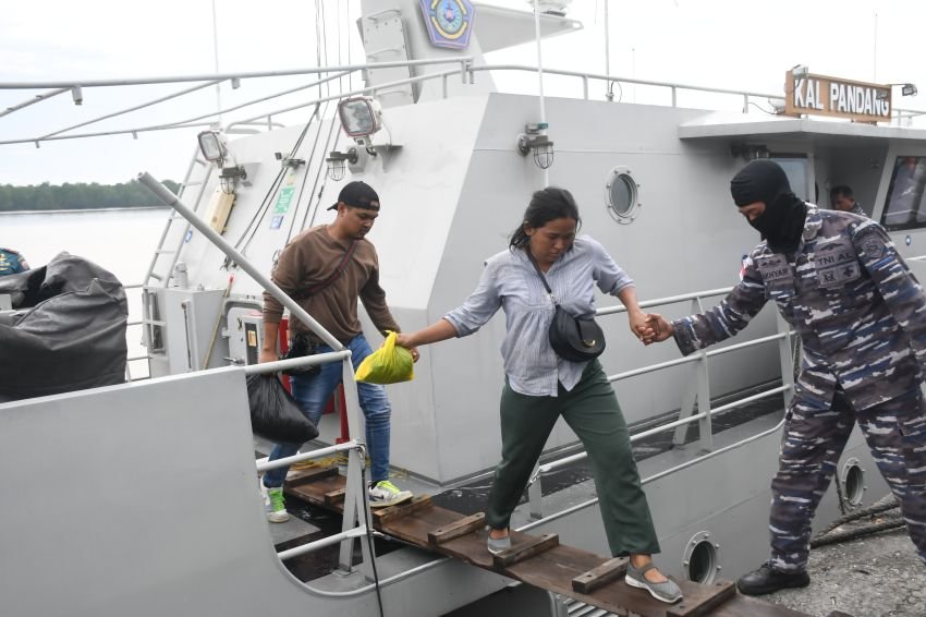 KRI Lepu 861 Bongkar Upaya Penyelundupan PMI Non Prosedural