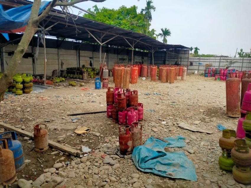 Tim Gabungan Gerebek Gudang Mafia Gas Oplosan Diduga Milik Pensiunan Polri, Ribuan Tabung Disita dan senjata Air Sofh Gun