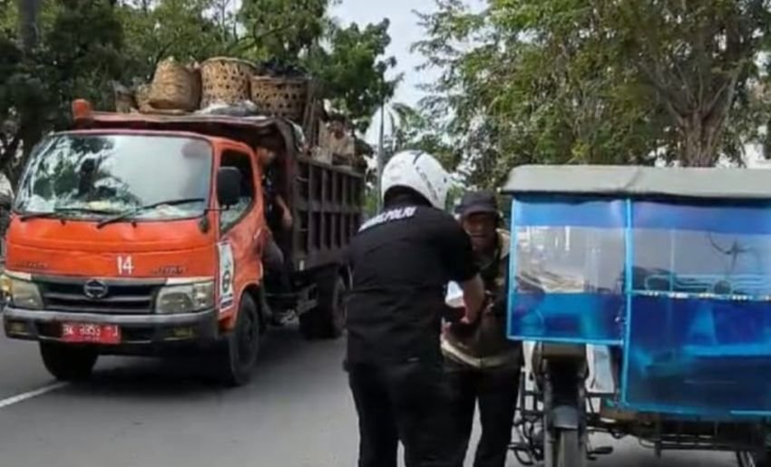 Lagi, Humas Polrestabes Medan Bagi-bagi Paket Makanan kepada Masyarakat