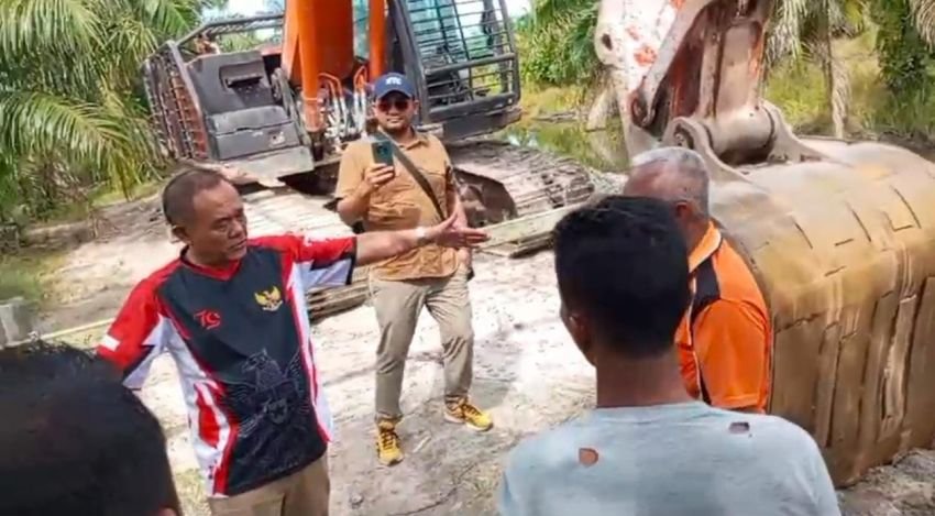 Hambat Akses Jalan Warga Desa Gambus Laut, Portal Acai Dibongkar Ketum DPP PMS Indonesia Mbelin Brahmana