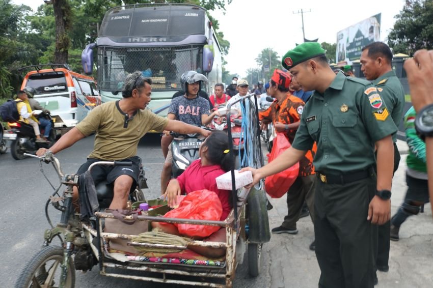 Korem 022/PT Bersama Ormas Bagikan Takjil