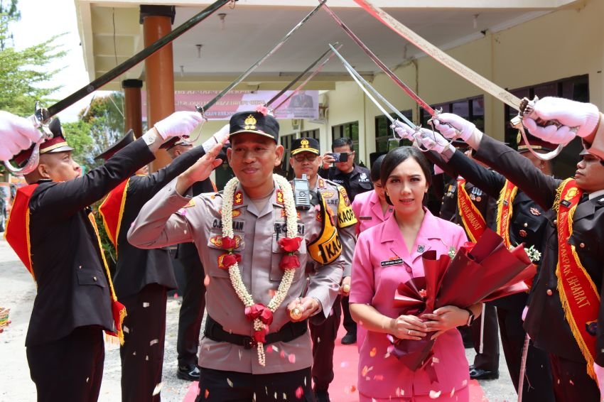 Jejakkan Kaki Di Mapolres Pakpak Bharat, AKBP Pebriandi Haloho Di Sambut Tarian Adat Pakpak Bharat Era - Era