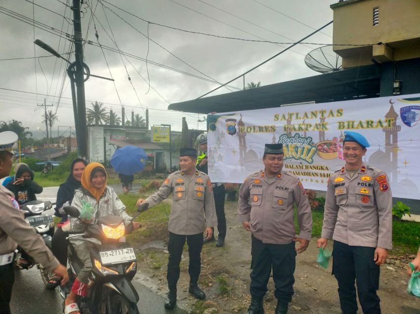 Sat Lantas Polres Pakpak Bharat Bagikan Takjil Untuk Berbuka Puasa Kepada Masyarakat
