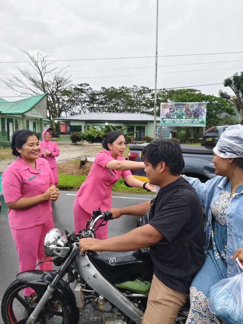 Kapolres Pakpak Bharat Bersama PJU Dan Bhayangkari Berbagi Takjil  Ramadhan