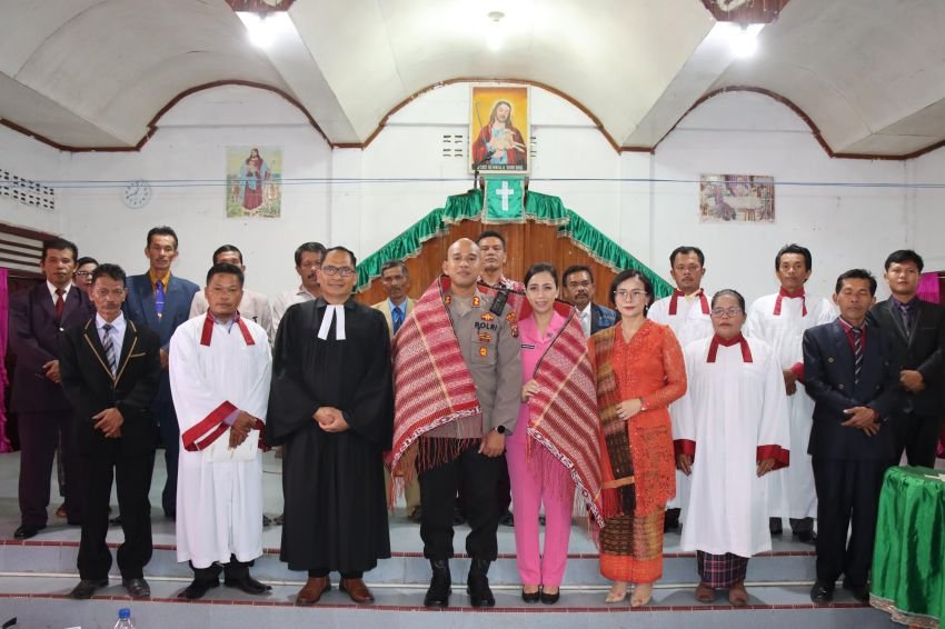 Kapolres Pakpak Bharat dan Ketua Cabang Bhayangkari Laksanakan Minggu Kasih Di Gereja HKBP Parjaratan