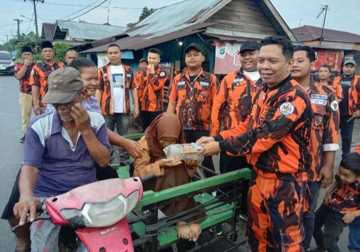 PAC PP Medan Tuntungan Bagi Takjil di Namo Gajah