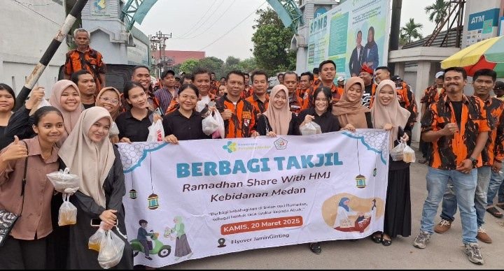 PAC Pemuda Pancasila Medan Tuntungan Bagi Takjil di Depan Politekes