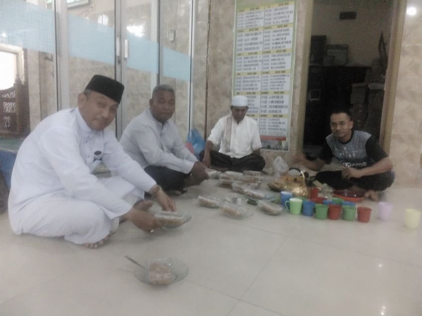 Masjid Ar Ridho Bukan Puasa Bersama, Menerima Zakat Fitrah