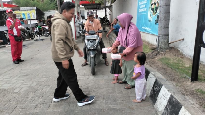 SPBU 14.221.245 Tanah Jawa Simalungun Bagi Takjil Kepada Konsumen