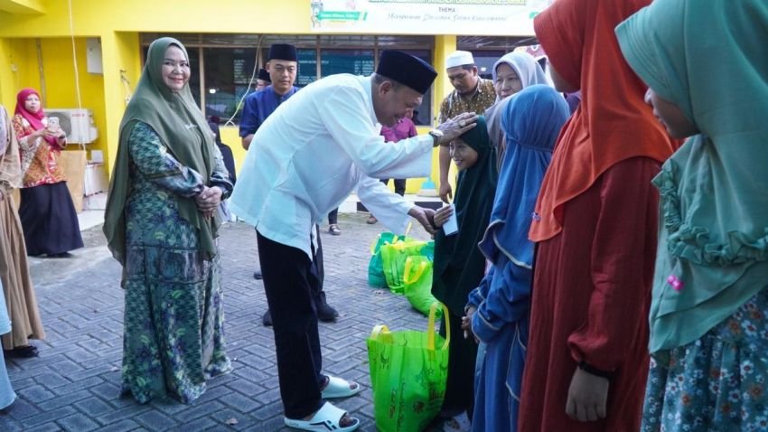 Buka Puasa Bersama Kemenag, Bupati Langkat Santuni Anak Yatim