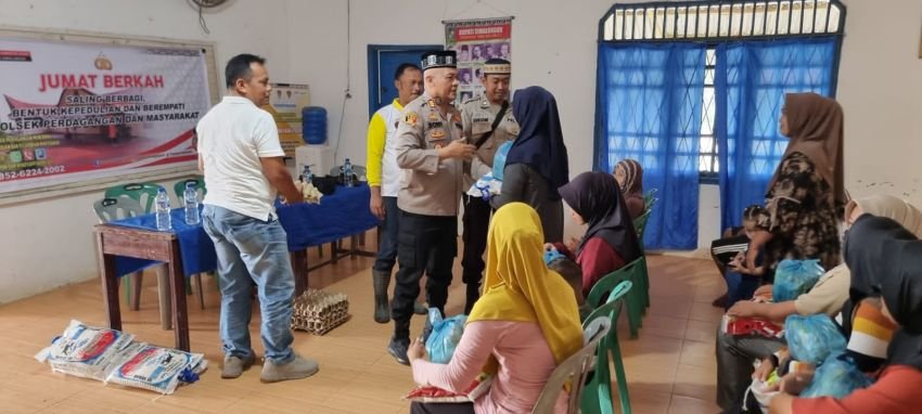 Polsek Perdagangan Salurkan Bantuan Sembako Kepada Masyarakat Kurang Mampu