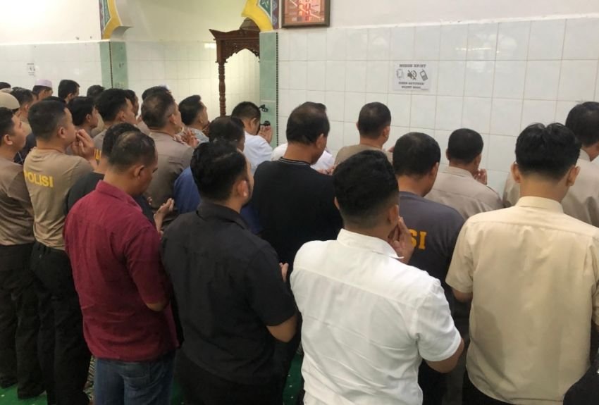 Polrestabes Medan Sholat Ghoib untuk Menghormati Prajurit Bhayangkara Polda Lampung yang Gugur dalam Tugas