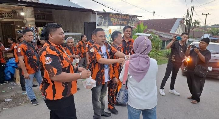 PAC PP Medan Tuntungan Bagi Takjil di Namo Gajah