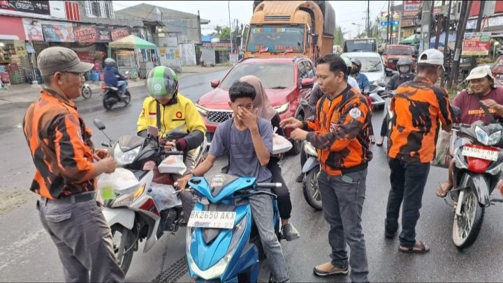 PAC PP Medan Tuntungan Bagi Takjil di Simpang Selayang