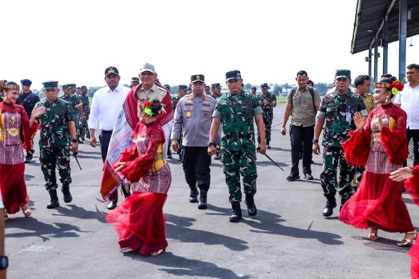 Pangdam I/BB Dampingi Menhan RI Kunjungan Kerja ke Lanud Soewondo Medan
