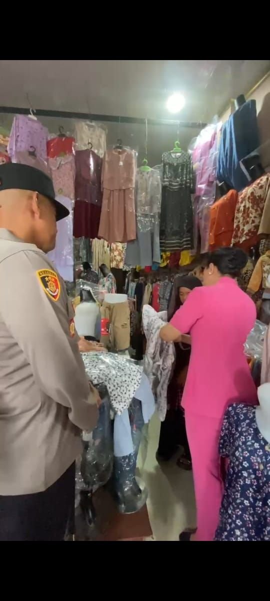 Kapolres Pakpak Bharat Dan Bhayangkari Ajak Anak Panti Asuhan Yayasan Pelita Pancasila Belanja Baju Lebaran