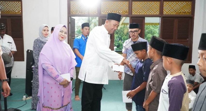 Bupati Langkat Syah Afandin Dan Wabup Tiorita Serahkan Sembako Ke Anak Yatim