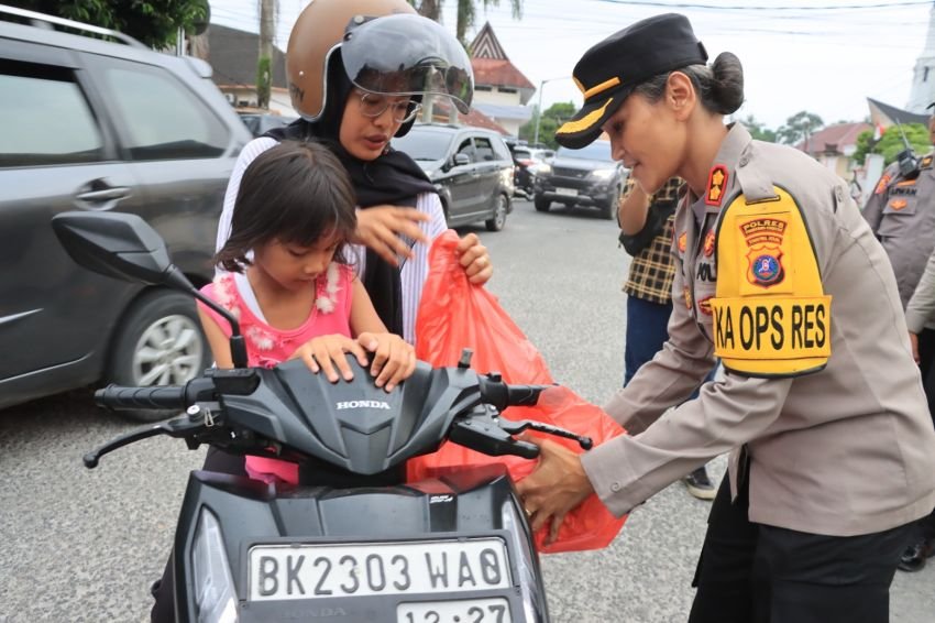 Bentuk Rasa Syukur, Kapolres Pematangsiantar Bersama PJU Berbagi Takjil kepada Masyarakat