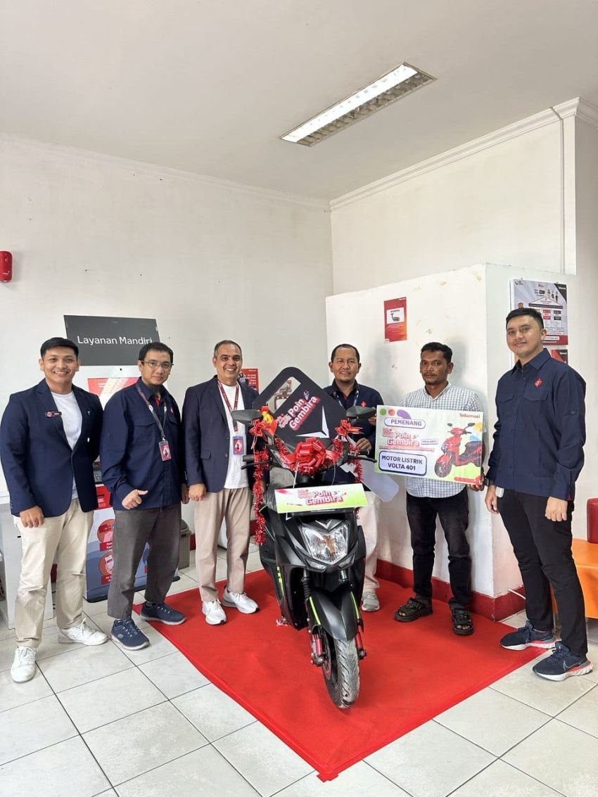Telkomsel Serahkan Hadiah Sepeda Motor kepada Tujuh Pemenang Program Poin Gembira di Sumut dan Aceh