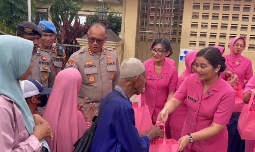 Bhayangkari Tabes Medan Bagi-bagi Takjil ke Warga dan Pengguna Jalan