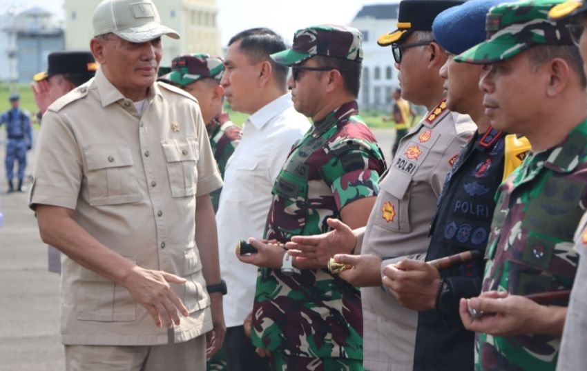 Kapolrestabes Medan Bersama Forkopimda Sumut Sambut Kedatangan Menhan RI di Pangkalan Udara Soewondo