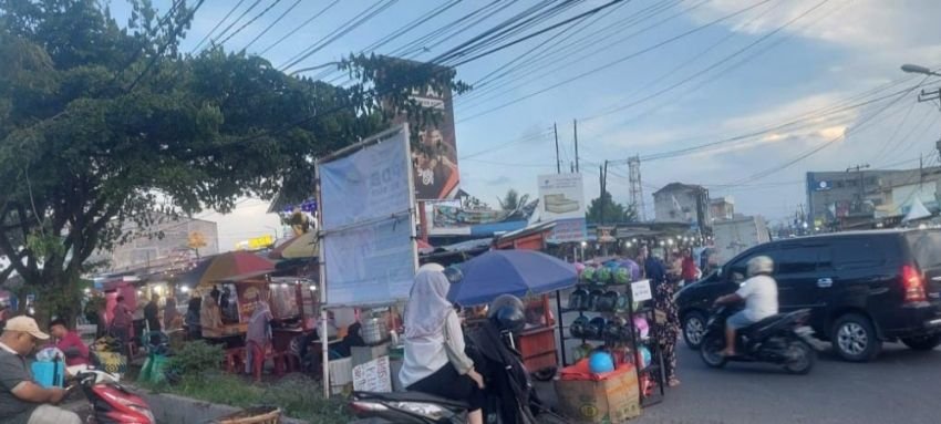 Penguna Jalan Panik, Lapak Pedagang Liar Penyebab Kemacetan Di Simpang Jodoh Tembung