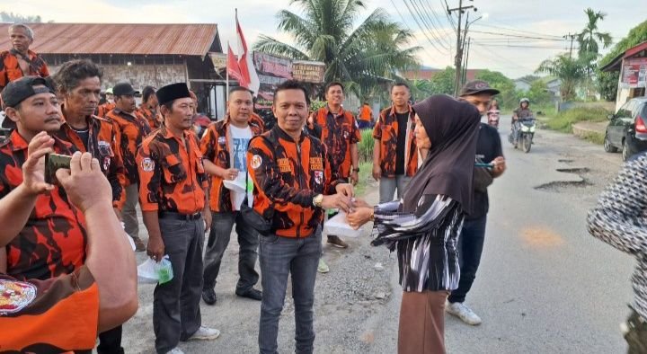 PAC PP Medan Tuntungan Bagi Takjil di Depan Kantor