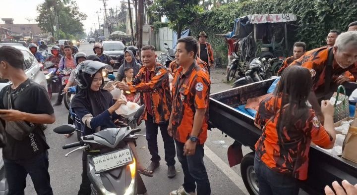 PAC PP Medan Tuntungan  Bagi Takjil Gratis di Kel. Mangga