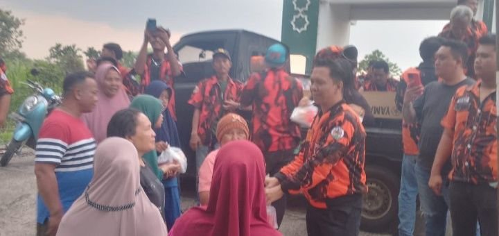 PAC Pemuda Pancasila Medan Tuntungan Berbagi Takjil Di Kampung UMKM