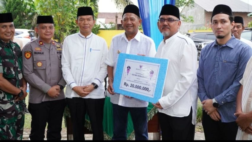 Bupati Langkat Syah Afandin Serahkan Bantuan Rp920 Juta untuk 46 Masjid, pada Safari Ramadhan 2025