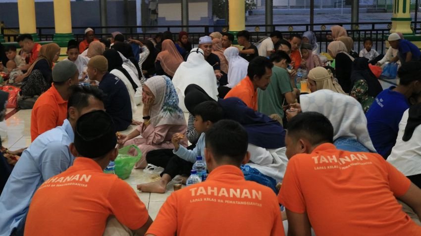 Lapas Kelas IIA Pematangsiantar Gelar Buka Puasa Bersama Keluarga Warga Binaan di Masjid At-Taubah