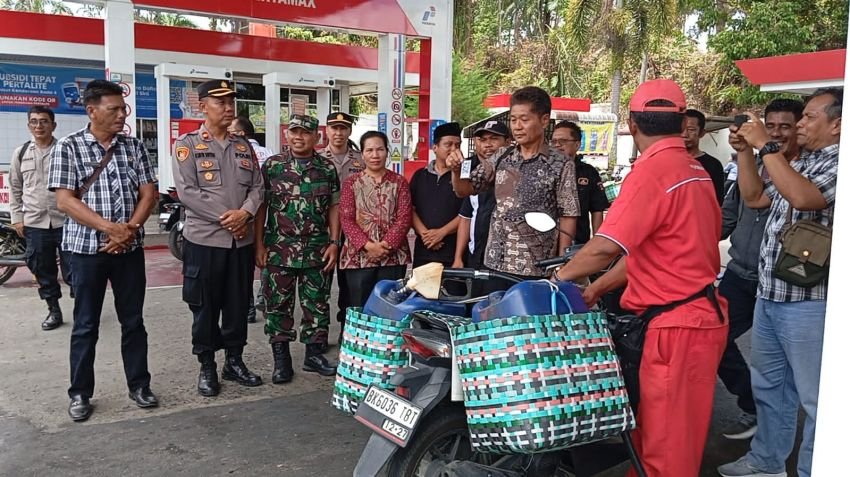 SPBU 14.221.245 Tanah Jawa Simalungun Jual BBM Pakai Jeregen Sesuai Prosedur & Tak Ada Direstui Pihak Polsek