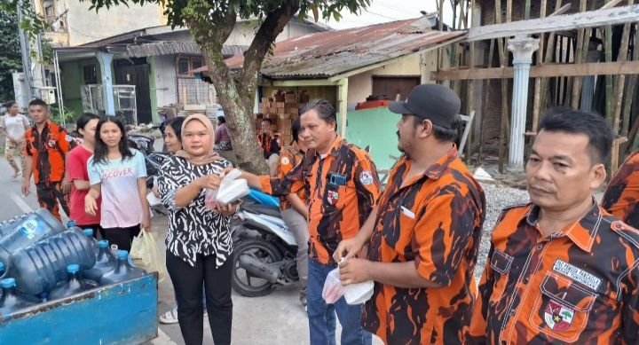 PAC PP Medan Tuntungan Bagi Takjil di Jalan Bunga Ncole