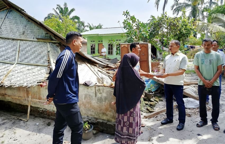 Anggota DPR RI Maruli Siahaan Bantu Korban Rumah Roboh di Serdang Bedagai