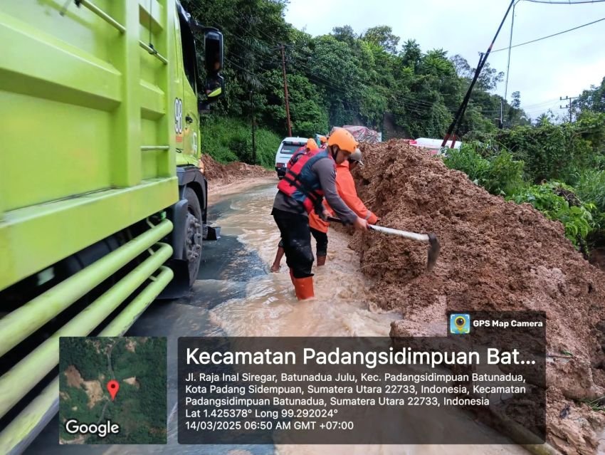 Brimob Polda Sumut Bersihkan Longsor di Padang Sidempuan, Akses Jalan Lancar