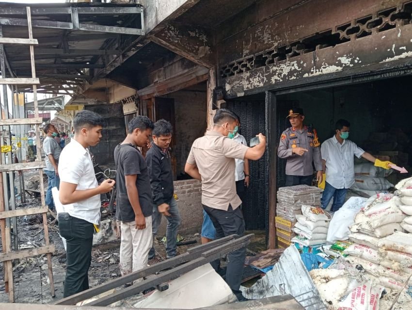 Polres Taput Olah TKP Kebakaran Yang Menghanguskan 27 Rumah di Muara