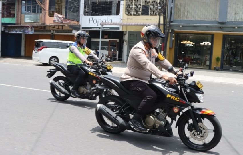 Kapolrestabes Medan Patroli Motor Siang Hari Sambil Cek Pos Pam Idul Fitri 1446 H